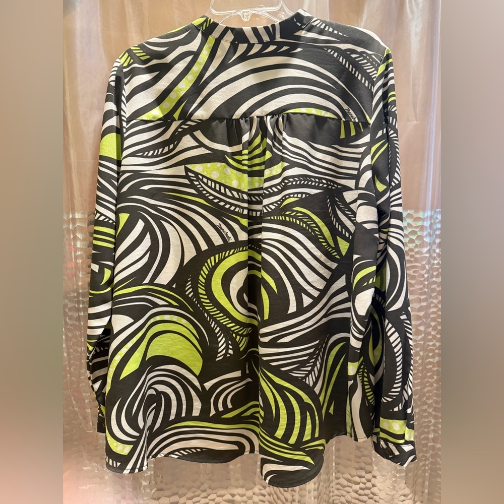 Manuheali’i XL Ka’iwi blouse. I’m between XL and 2X. Fits perfect. - Picture 2 of 2